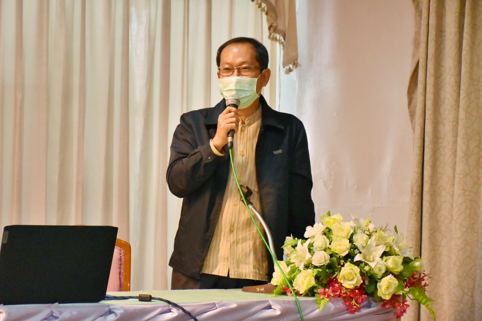 พช.มหาสารคาม เสริมความมั่นใจ นำผู้เข้าร่วมโครงการส่งเสริมการขับเคลื่อนกองทุนชุมชนและการเข้าถึงแหล่งทุนตามหลักธรรมาภิบาล ศึกษาดูงานการดำเนินงานกองทุนชุมชนที่ประสบผลเร็จณ ที่ทำการกลุ่มออมทรัพย์เพื่อการผลิตบ้านวังโพน หมู่ที่ 6 ตำบลเขวาไร่ อำเภอโกสุมพิสัย จังหวัดมหาสารคาม