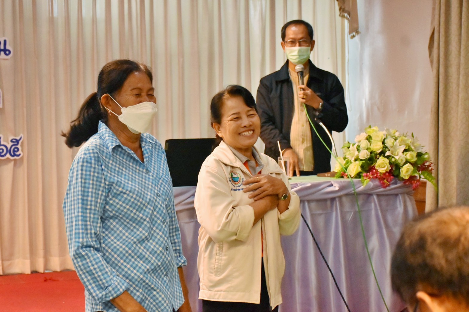 พช.มหาสารคาม เสริมความมั่นใจ นำผู้เข้าร่วมโครงการส่งเสริมการขับเคลื่อนกองทุนชุมชนและการเข้าถึงแหล่งทุนตามหลักธรรมาภิบาล ศึกษาดูงานการดำเนินงานกองทุนชุมชนที่ประสบผลเร็จณ ที่ทำการกลุ่มออมทรัพย์เพื่อการผลิตบ้านวังโพน หมู่ที่ 6 ตำบลเขวาไร่ อำเภอโกสุมพิสัย จังหวัดมหาสารคาม