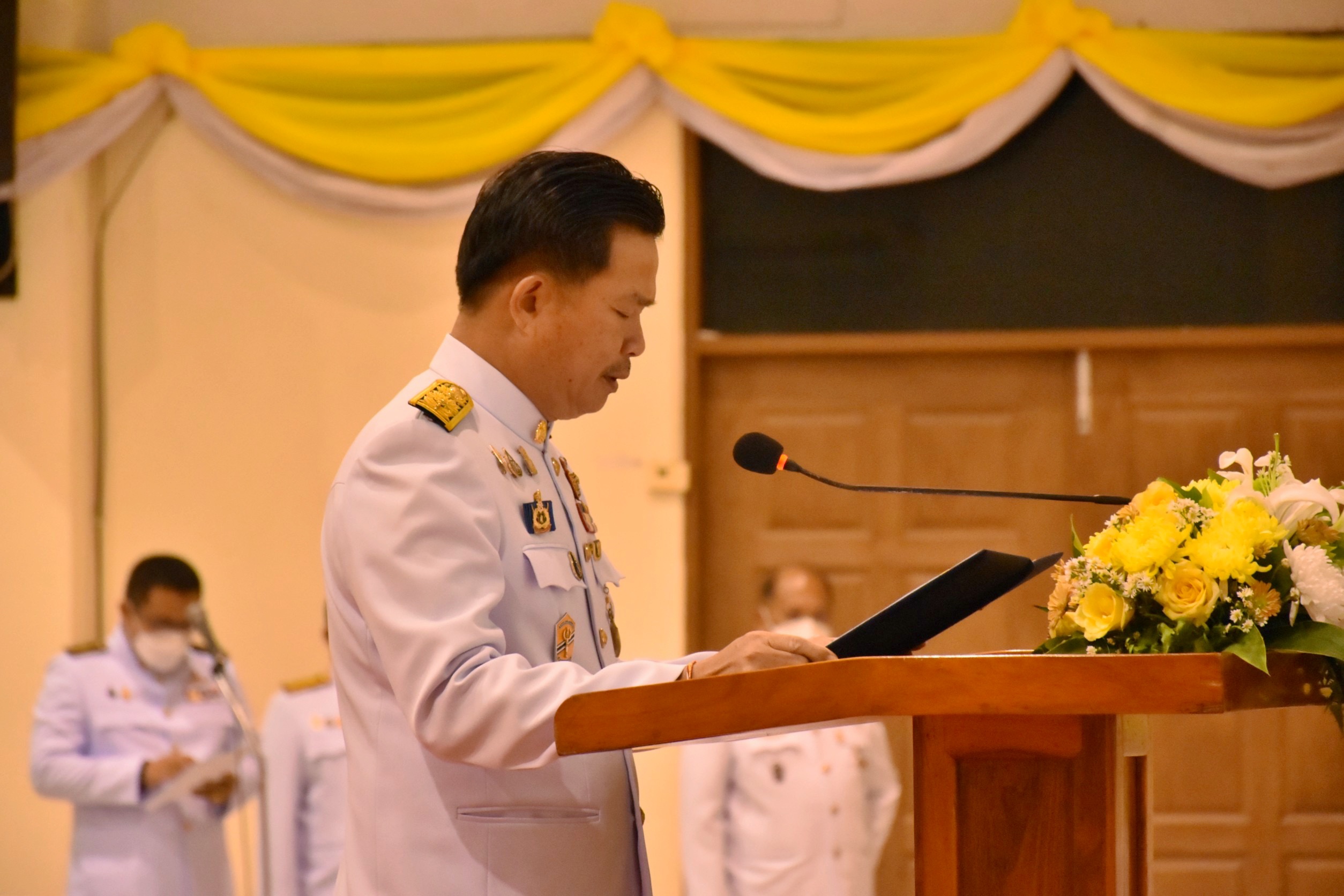 พช.มหาสารคาม ร่วมพิธีวางพวงมาลา น้อมรำลึกในพระมหากรุณาธิคุณ เนื่องในวันคล้ายวันสวรรคต พระบาทสมเด็จพระบรมชนกาธิเบศร มหาภูมิพลอดุลยเดชมหาราช บรมนาถบพิตร