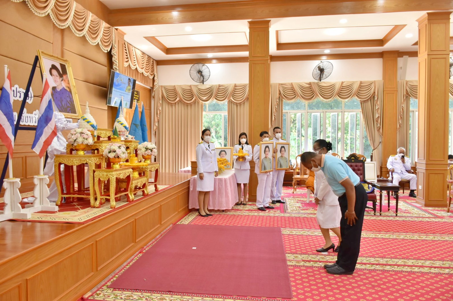 จังหวัดมหาสารคามจัดพิธีมอบเงินพระราชทานขวัญถุงหมู่บ้าน/ชุมชนต้นกล้ากองทุนแม่ของแผ่นดิน ปี 2564 – 2565