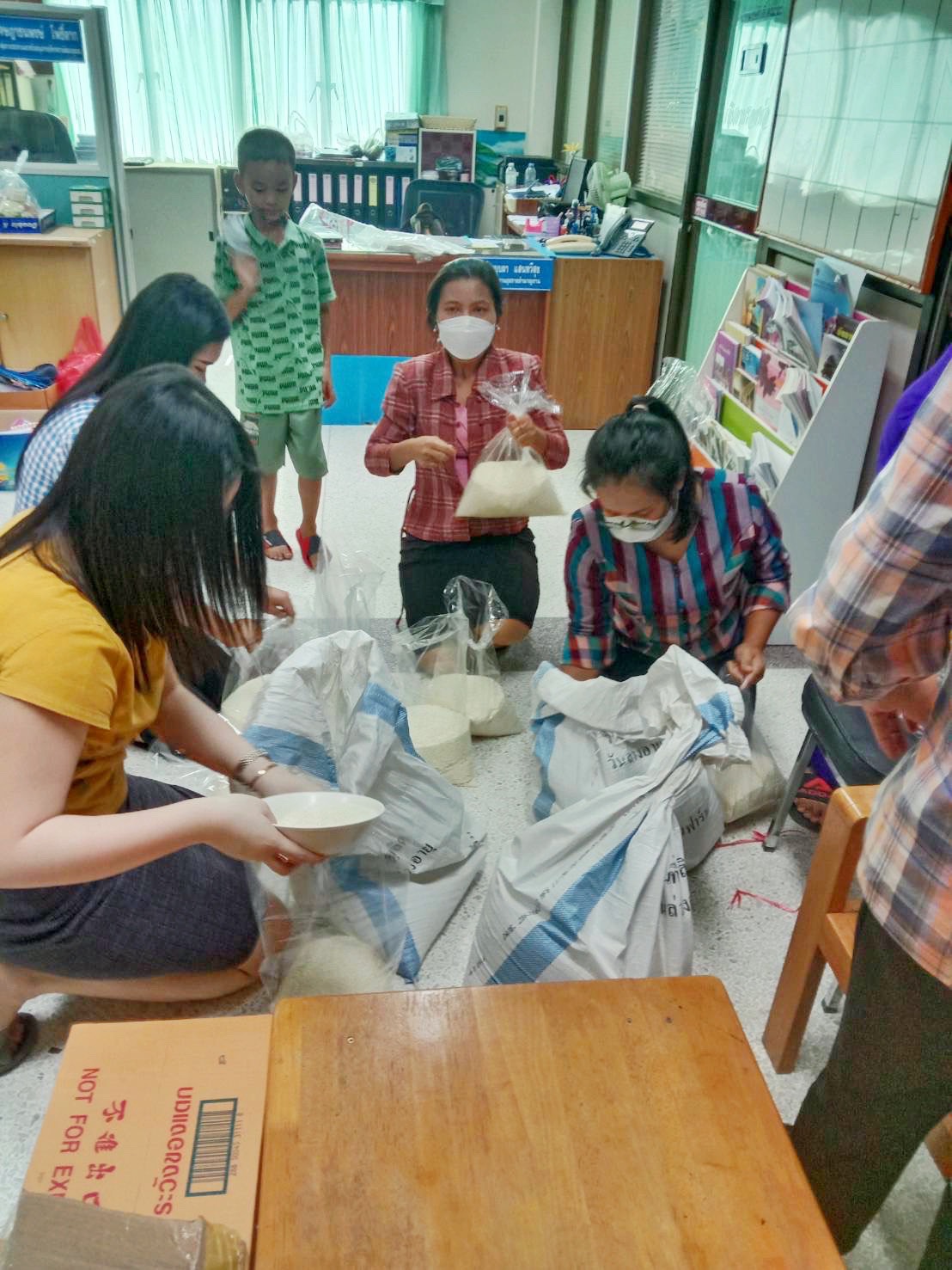 พช.มหาสารคาม รวมน้ำใจ เตรียมช่วยเหลือ ผู้ประสบอุทกภัยในพื้นที่ จ.มหาสารคาม