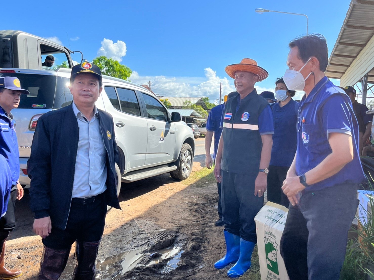 พช.มหาสารคาม รวมน้ำใจ มอบสิ่งของช่วยผู้ประสบภัยน้ำท่วม