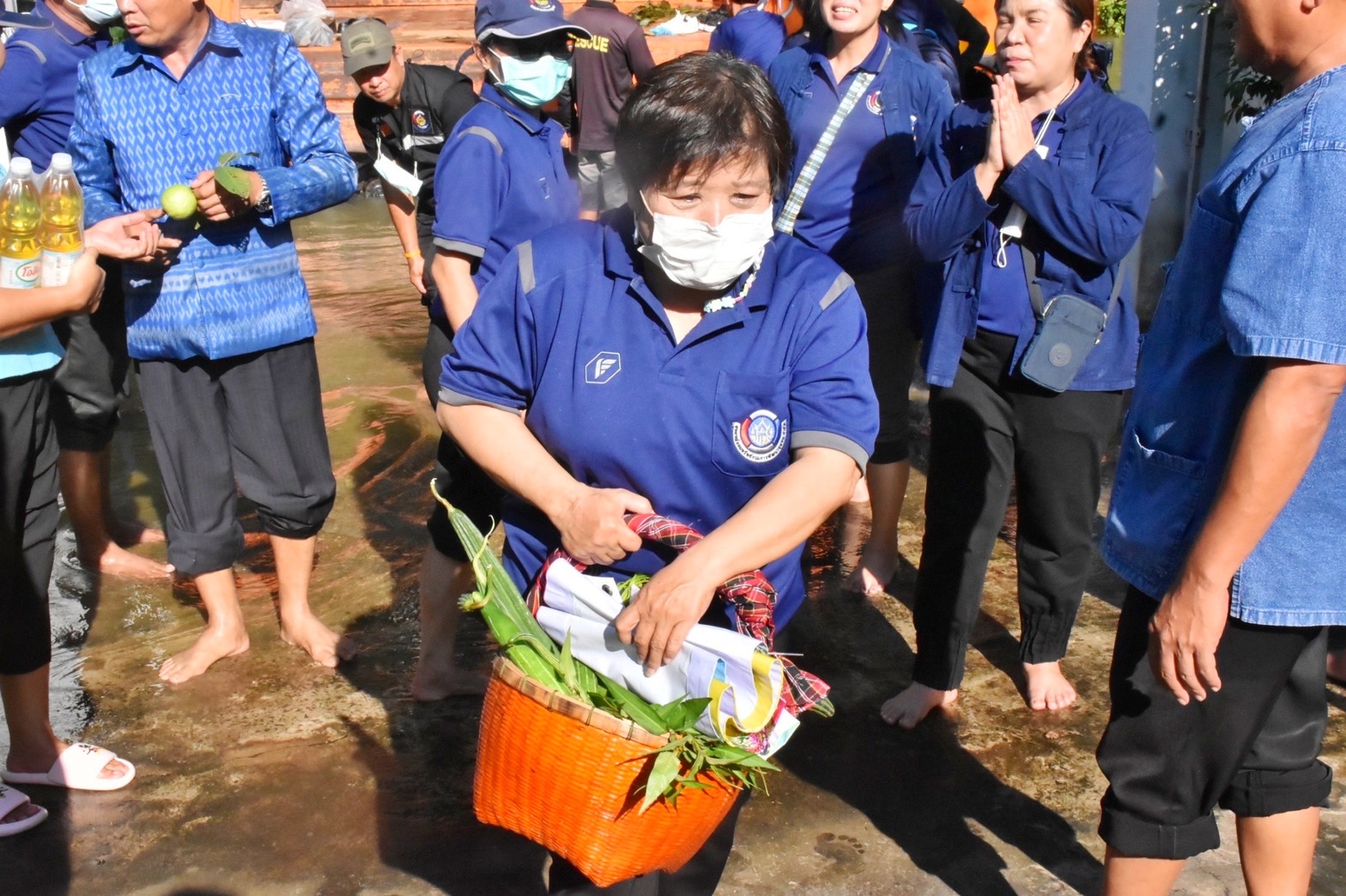 พช.มหาสารคาม รวมน้ำใจ มอบสิ่งของช่วยผู้ประสบภัยน้ำท่วม
