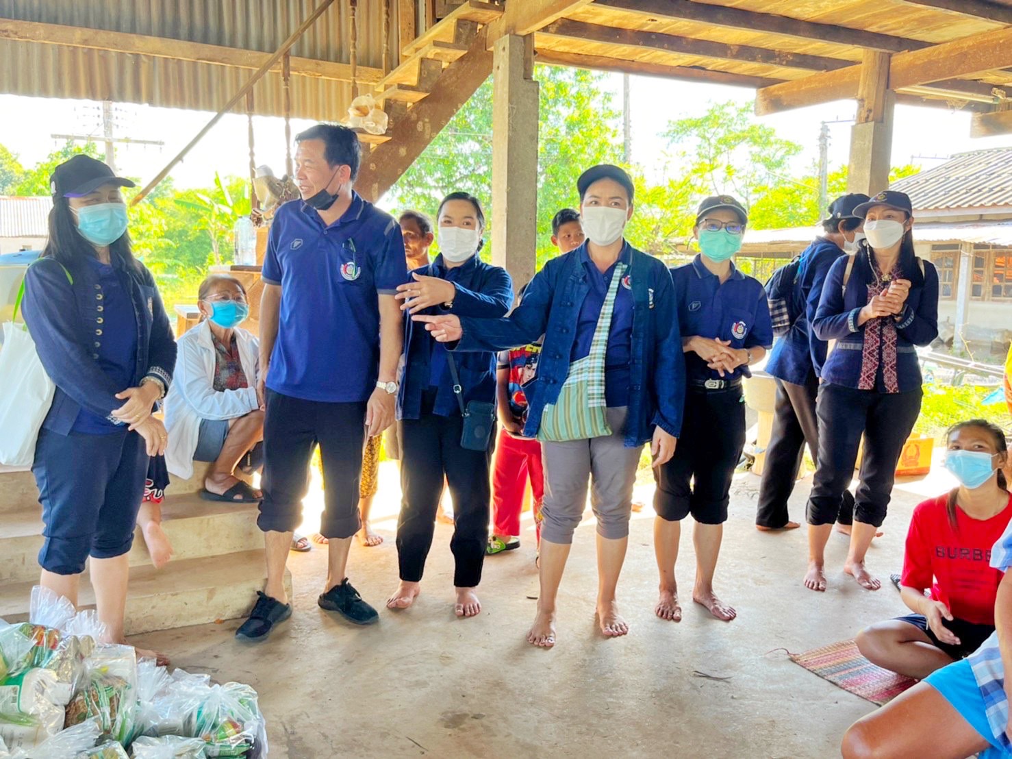 พช.มหาสารคาม รวมน้ำใจ มอบสิ่งของช่วยผู้ประสบภัยน้ำท่วม