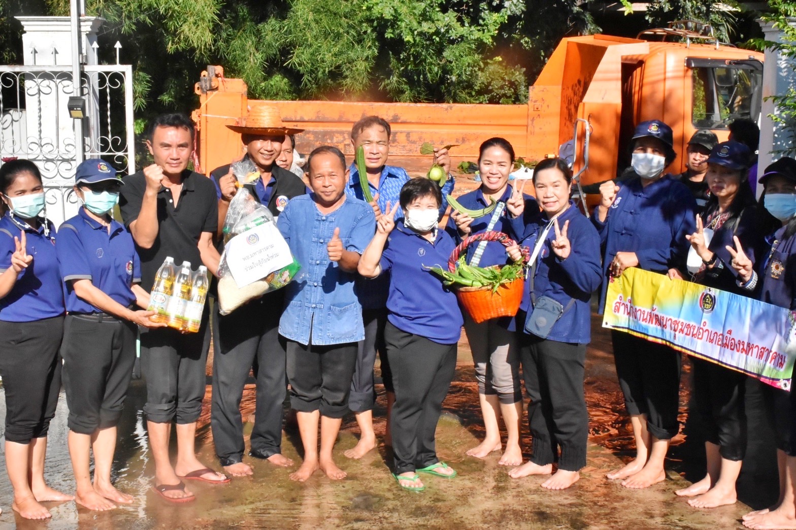 พช.มหาสารคาม รวมน้ำใจ มอบสิ่งของช่วยผู้ประสบภัยน้ำท่วม