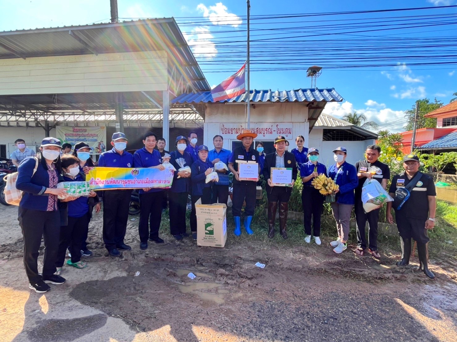 พช.มหาสารคาม รวมน้ำใจ มอบสิ่งของช่วยผู้ประสบภัยน้ำท่วม