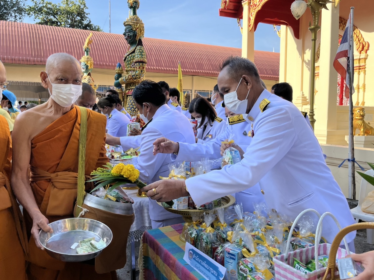 พช.มหาสารคาม ร่วมพิธีทำบุญตักบาตรถวายพระราชกุศล เนื่องในวันคล้ายวันสวรรคต พระบาทสมเด็จพระบรมชนกาธิเบศร มหาภูมิพลอดุลยเดชมหาราช บรมนาถบพิตร 13 ตุลาคม 2565