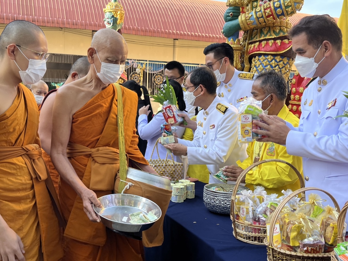 พช.มหาสารคาม ร่วมพิธีทำบุญตักบาตรถวายพระราชกุศล เนื่องในวันคล้ายวันสวรรคต พระบาทสมเด็จพระบรมชนกาธิเบศร มหาภูมิพลอดุลยเดชมหาราช บรมนาถบพิตร 13 ตุลาคม 2565