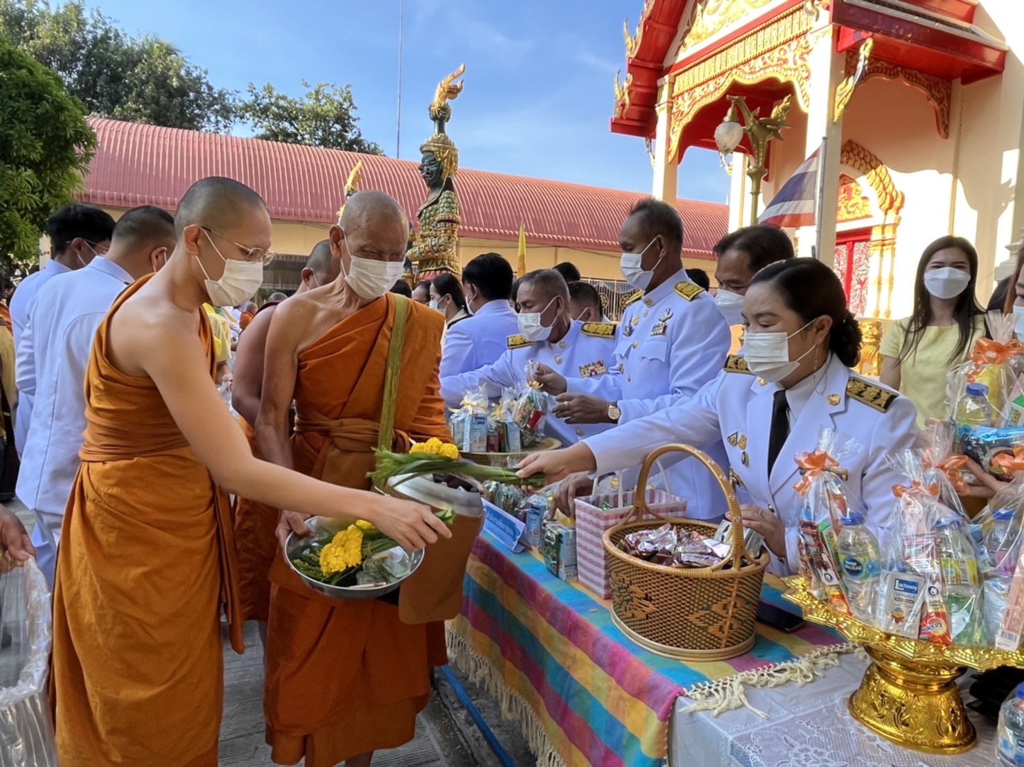 พช.มหาสารคาม ร่วมพิธีทำบุญตักบาตรถวายพระราชกุศล เนื่องในวันคล้ายวันสวรรคต พระบาทสมเด็จพระบรมชนกาธิเบศร มหาภูมิพลอดุลยเดชมหาราช บรมนาถบพิตร 13 ตุลาคม 2565