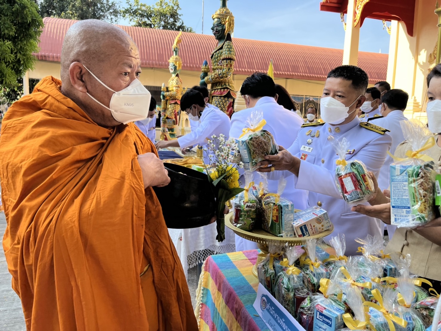 พช.มหาสารคาม ร่วมพิธีทำบุญตักบาตรถวายพระราชกุศล เนื่องในวันคล้ายวันสวรรคต พระบาทสมเด็จพระบรมชนกาธิเบศร มหาภูมิพลอดุลยเดชมหาราช บรมนาถบพิตร 13 ตุลาคม 2565
