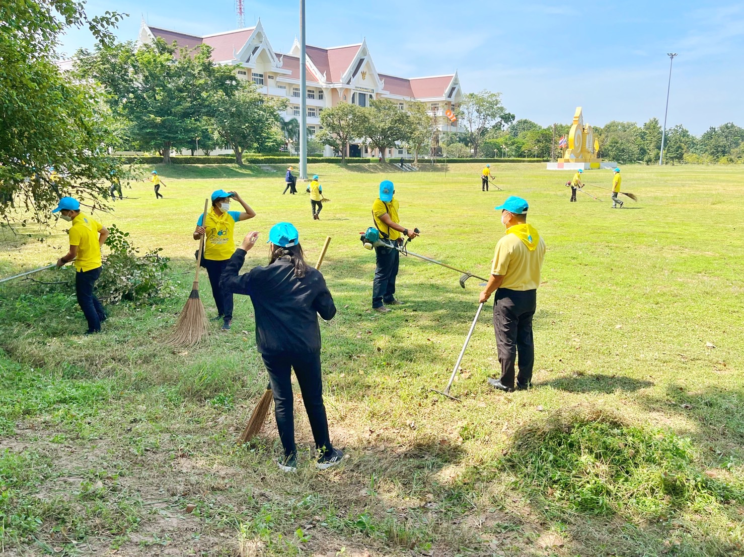 พช.มหาสารคาม ร่วมกิจกรรมจิตอาสาเนื่องในวันคล้ายวันสวรรคตพระบาทสมเด็จพระบรมชนกาธิเบศร มหาภูมิพลอดุลยเดชมหาราช บรมนาถบพิตร 13 ตุลาคม 2565