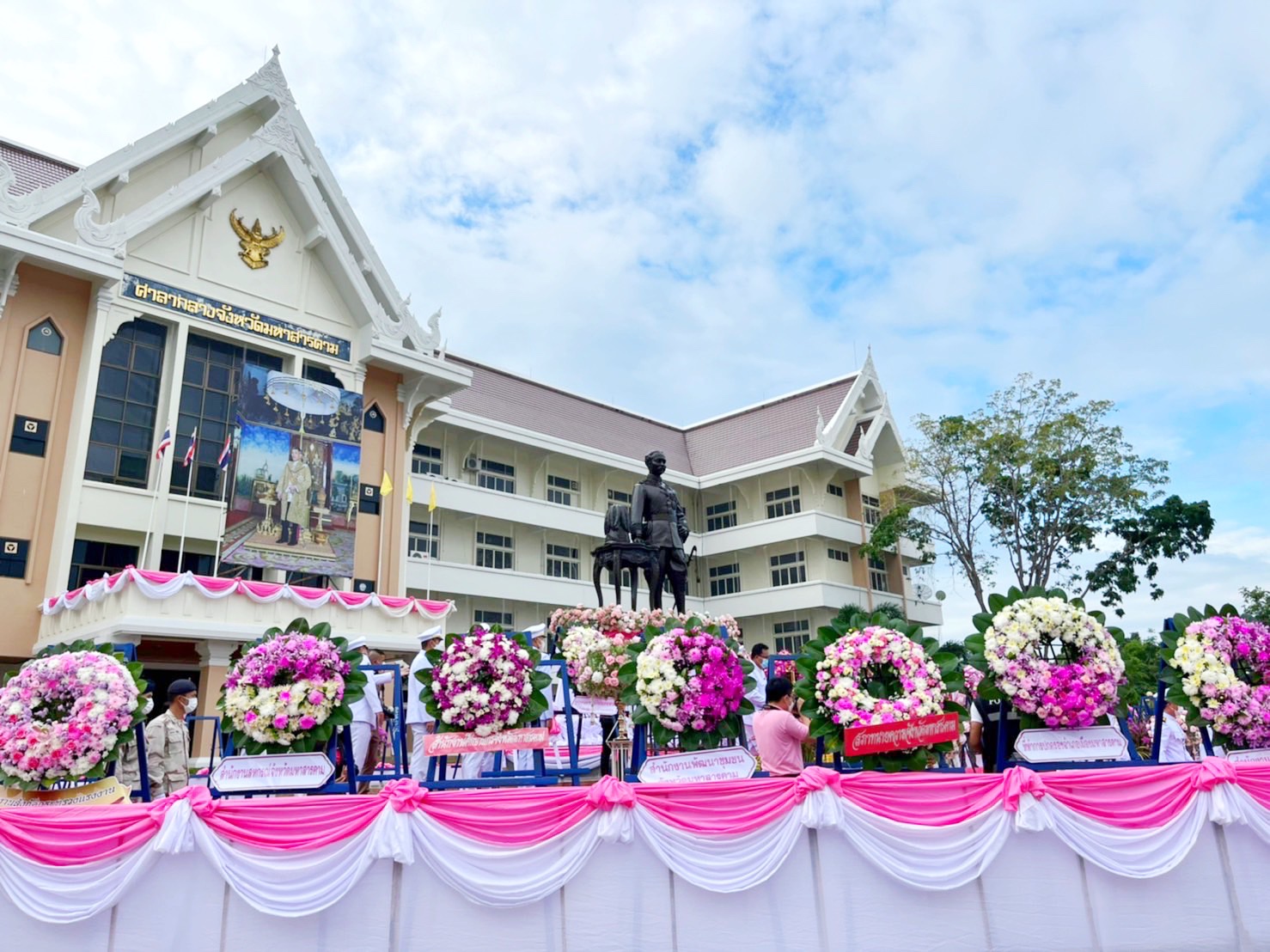พช.มหาสารคาม ร่วมพิธีวางพวงมาลา “วันปิยมหาราช” น้อมรำลึกวันคล้ายวันสวรรคต “พระบาทสมเด็จพระจุลจอมเกล้าเจ้าอยู่หัว”