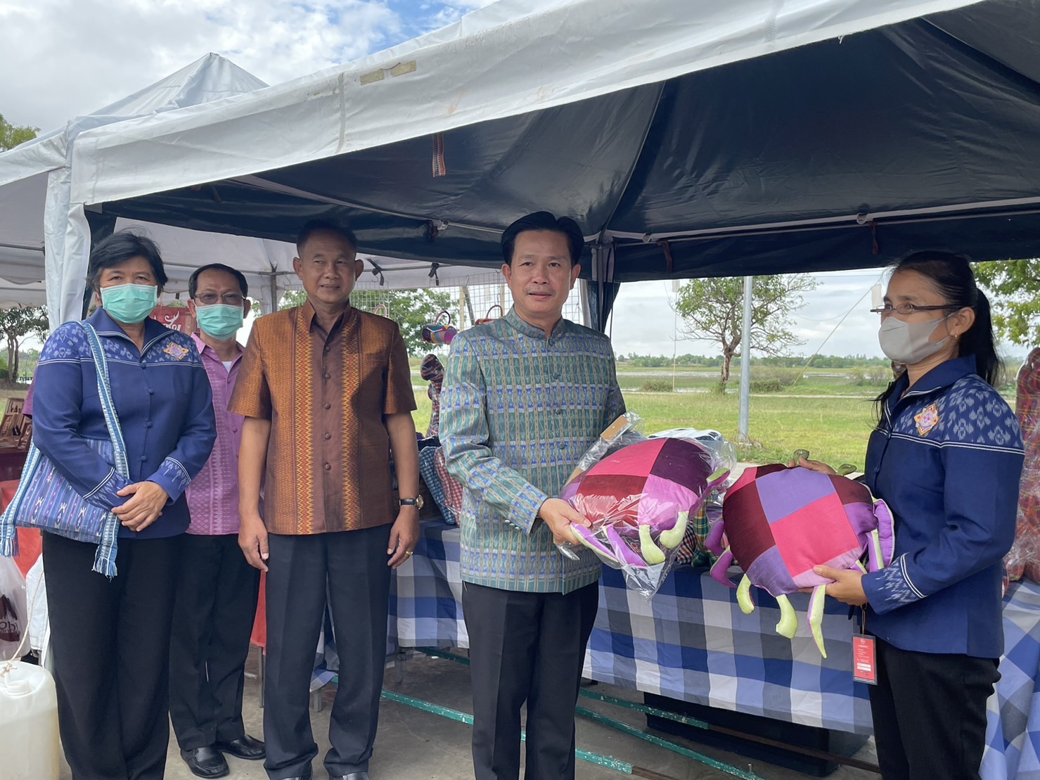 พช.มหาสารคาม ร่วมเปิดงานมรดกภูมิปัญญา พัฒนาสู่ความยั่งยืน ฟื้นฟูเศรษฐกิจ ร่วมกับเครือข่ายขนสินค้า OTOP จัดแสดงและจำหน่าย