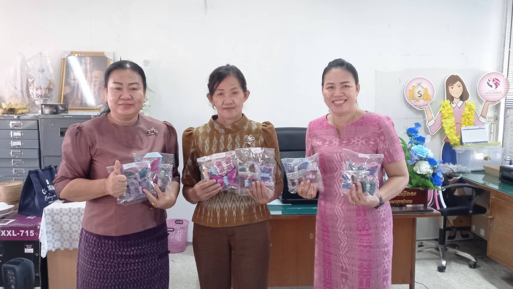 พช.พยัคฆภูมิพิสัย จ.มหาสารคาม รับมอบผีเสื้อประดิษฐ์จากผ้าไทย จากคณะกรรมการพัฒนาสตรีอำเภอพยัคฆภูมิพิสัย