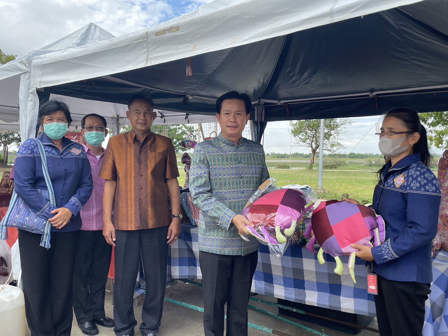 พช.มหาสารคาม ร่วมเปิดงานมรดกภูมิปัญญา พัฒนาสู่ความยั่งยืน ฟื้นฟูเศรษฐกิจ ร่วมกับเครือข่ายขนสินค้า OTOP จัดแสดงและจำหน่าย