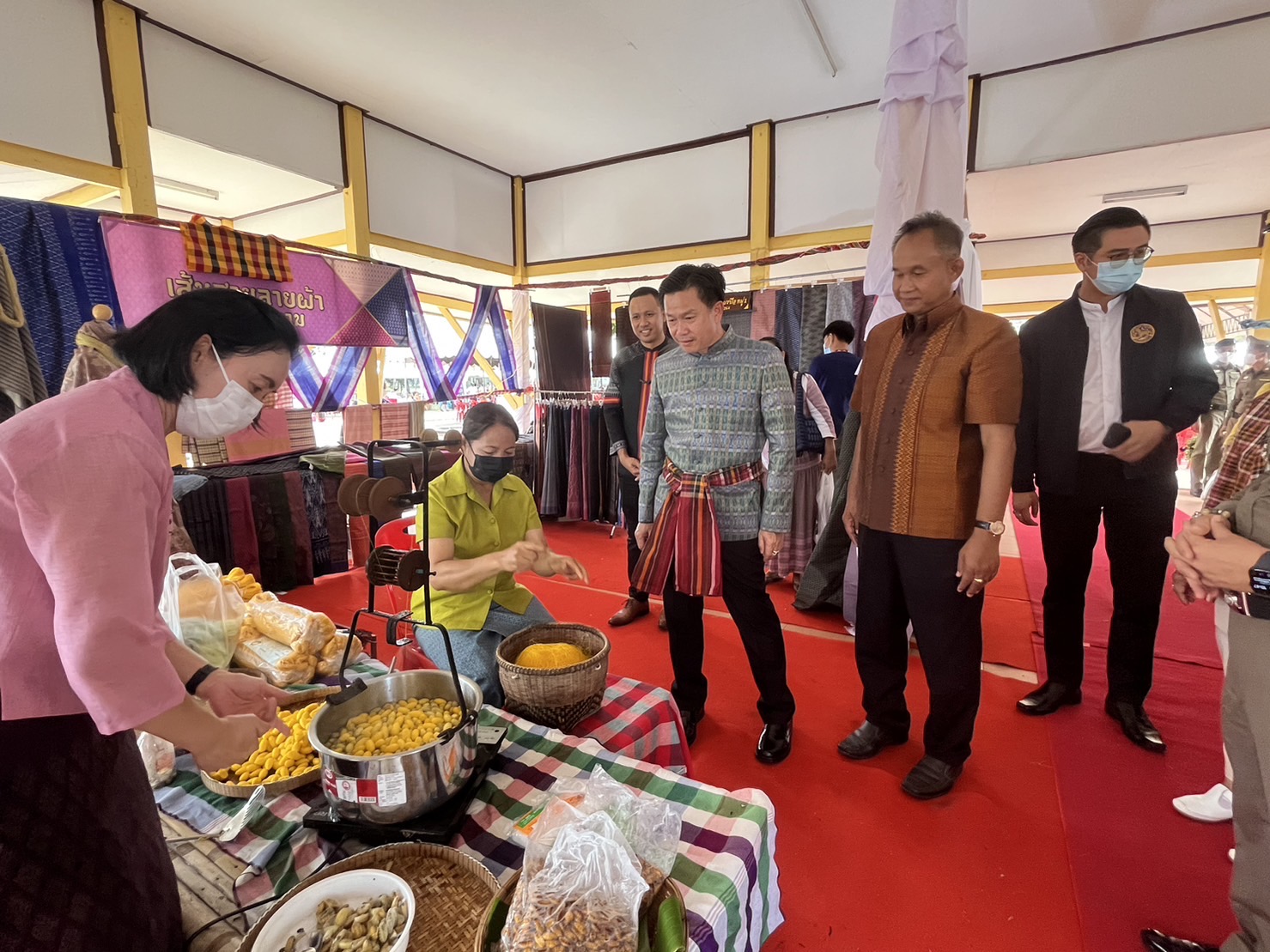 พช.มหาสารคาม ร่วมเปิดงานมรดกภูมิปัญญา พัฒนาสู่ความยั่งยืน ฟื้นฟูเศรษฐกิจ ร่วมกับเครือข่ายขนสินค้า OTOP จัดแสดงและจำหน่าย