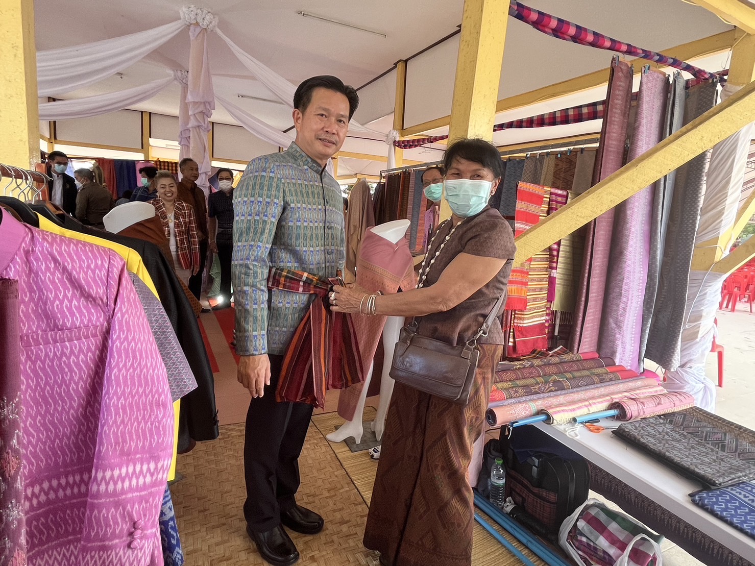 พช.มหาสารคาม ร่วมเปิดงานมรดกภูมิปัญญา พัฒนาสู่ความยั่งยืน ฟื้นฟูเศรษฐกิจ ร่วมกับเครือข่ายขนสินค้า OTOP จัดแสดงและจำหน่าย