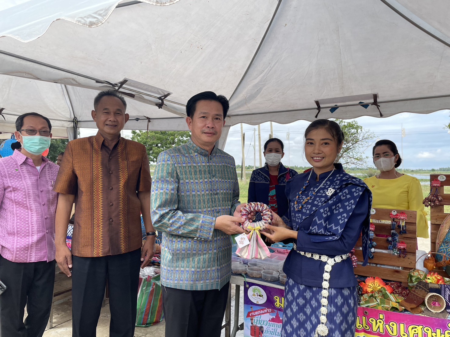 พช.มหาสารคาม ร่วมเปิดงานมรดกภูมิปัญญา พัฒนาสู่ความยั่งยืน ฟื้นฟูเศรษฐกิจ ร่วมกับเครือข่ายขนสินค้า OTOP จัดแสดงและจำหน่าย