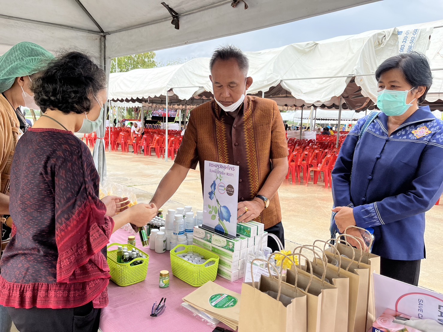 พช.มหาสารคาม ร่วมเปิดงานมรดกภูมิปัญญา พัฒนาสู่ความยั่งยืน ฟื้นฟูเศรษฐกิจ ร่วมกับเครือข่ายขนสินค้า OTOP จัดแสดงและจำหน่าย