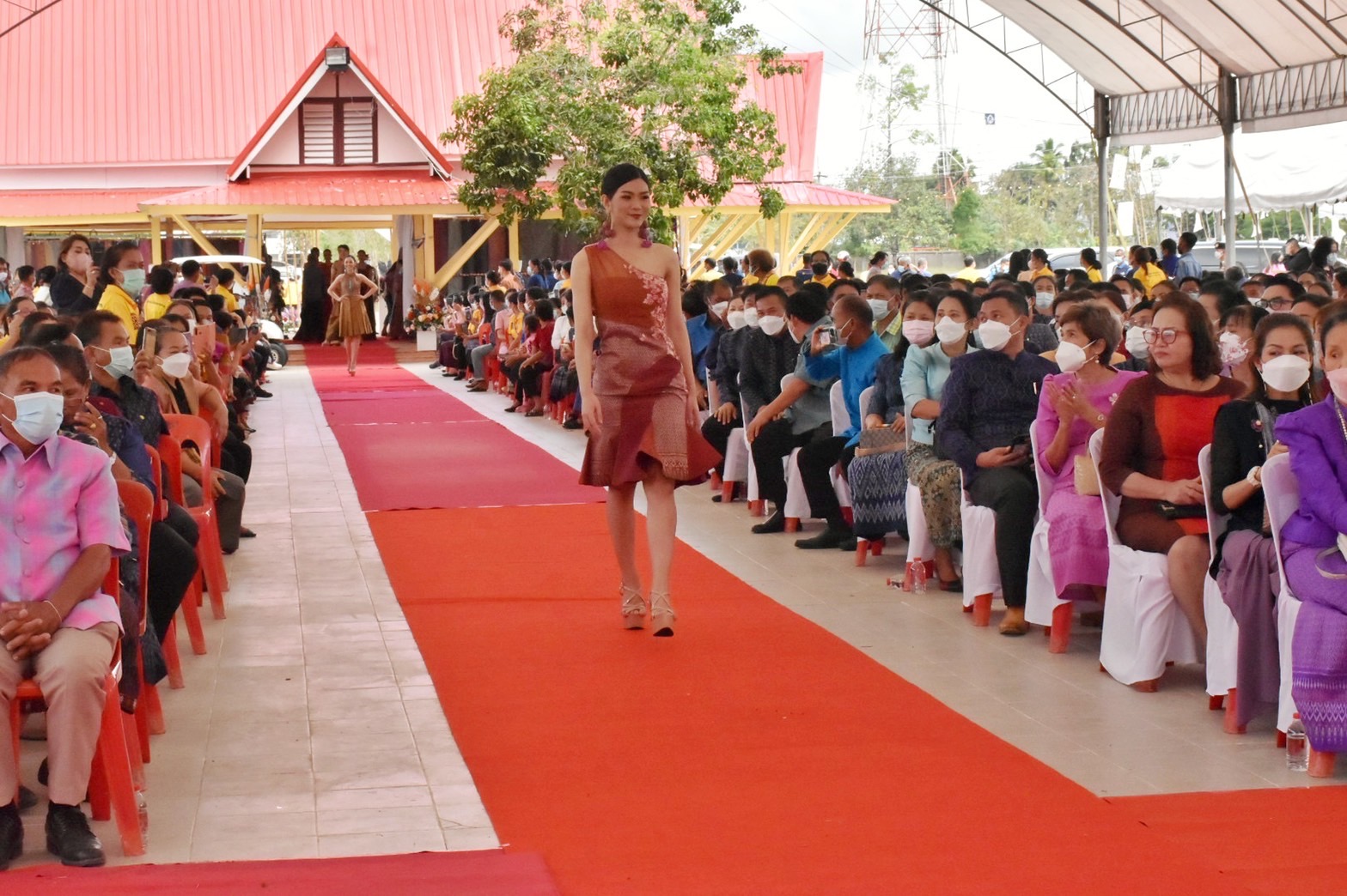 พช.มหาสารคาม ร่วมเปิดงานมรดกภูมิปัญญา พัฒนาสู่ความยั่งยืน ฟื้นฟูเศรษฐกิจ ร่วมกับเครือข่ายขนสินค้า OTOP จัดแสดงและจำหน่าย