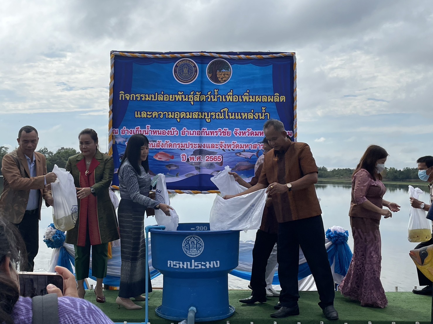 พช.มหาสารคาม ร่วมเปิดงานมรดกภูมิปัญญา พัฒนาสู่ความยั่งยืน ฟื้นฟูเศรษฐกิจ ร่วมกับเครือข่ายขนสินค้า OTOP จัดแสดงและจำหน่าย