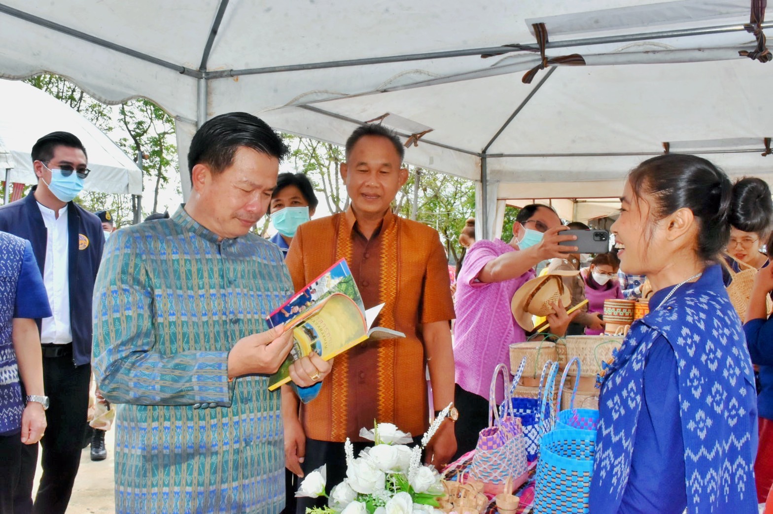 พช.มหาสารคาม ร่วมเปิดงานมรดกภูมิปัญญา พัฒนาสู่ความยั่งยืน ฟื้นฟูเศรษฐกิจ ร่วมกับเครือข่ายขนสินค้า OTOP จัดแสดงและจำหน่าย