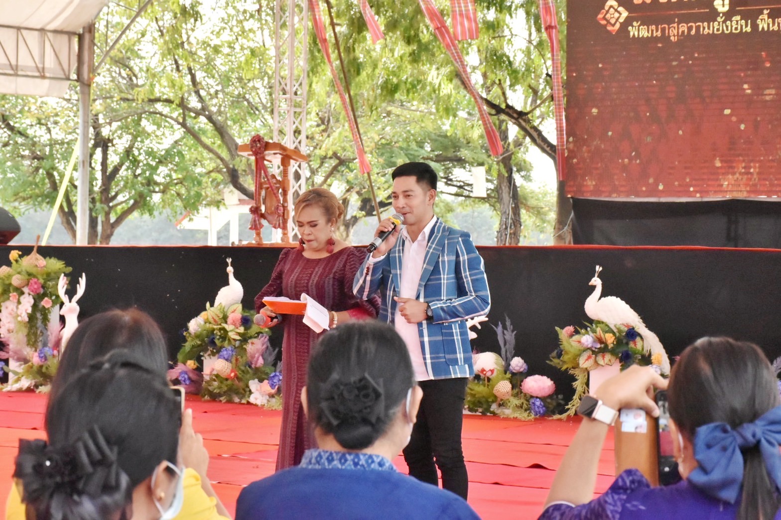 พช.มหาสารคาม ร่วมเปิดงานมรดกภูมิปัญญา พัฒนาสู่ความยั่งยืน ฟื้นฟูเศรษฐกิจ ร่วมกับเครือข่ายขนสินค้า OTOP จัดแสดงและจำหน่าย