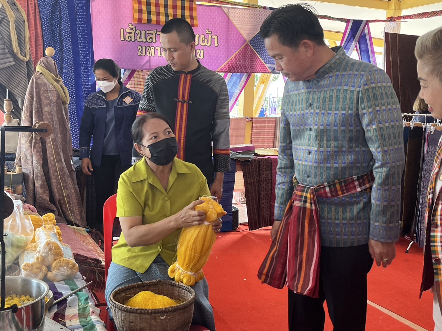 พช.มหาสารคาม ร่วมเปิดงานมรดกภูมิปัญญา พัฒนาสู่ความยั่งยืน ฟื้นฟูเศรษฐกิจ ร่วมกับเครือข่ายขนสินค้า OTOP จัดแสดงและจำหน่าย