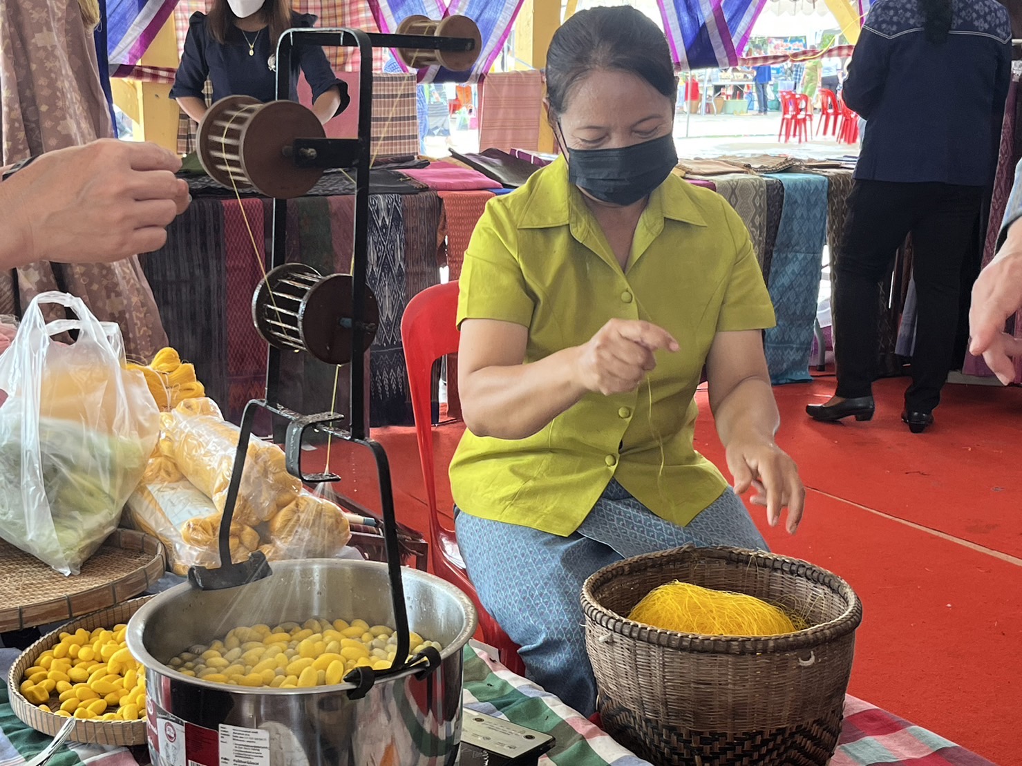 พช.มหาสารคาม ร่วมเปิดงานมรดกภูมิปัญญา พัฒนาสู่ความยั่งยืน ฟื้นฟูเศรษฐกิจ ร่วมกับเครือข่ายขนสินค้า OTOP จัดแสดงและจำหน่าย