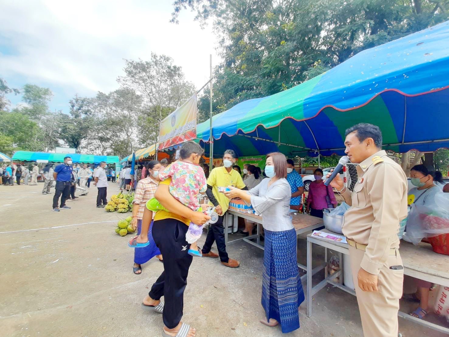 พช.มหาสารคาม ร่วมโครงการปกป้องและเชิดชูสถาบันพระมหากษัตริย์ และหน่วยบำบัดทุกข์ บำรุงสุข สร้างรอยยิ้มให้ประชาชน จ.มหาสารคาม (จังหวัดเคลื่อนที่ ) ประจำเดือน พฤศจิกายน 2565