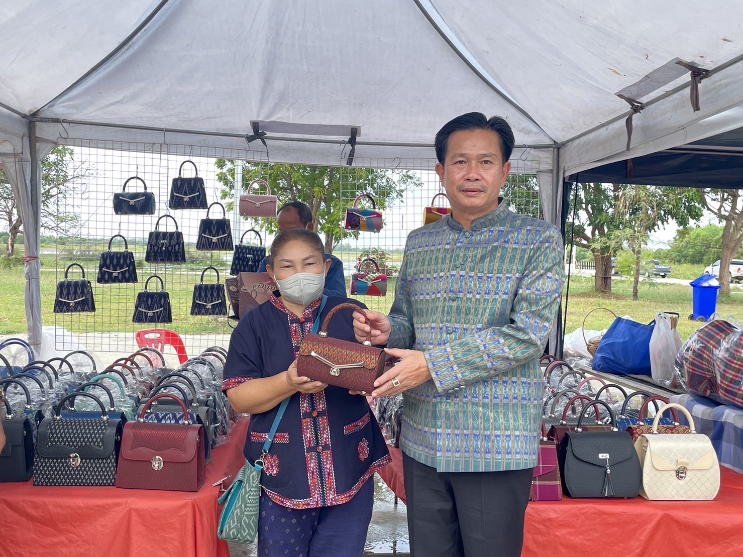 พช.มหาสารคาม ร่วมเปิดงานมรดกภูมิปัญญา พัฒนาสู่ความยั่งยืน ฟื้นฟูเศรษฐกิจ ร่วมกับเครือข่ายขนสินค้า OTOP จัดแสดงและจำหน่าย