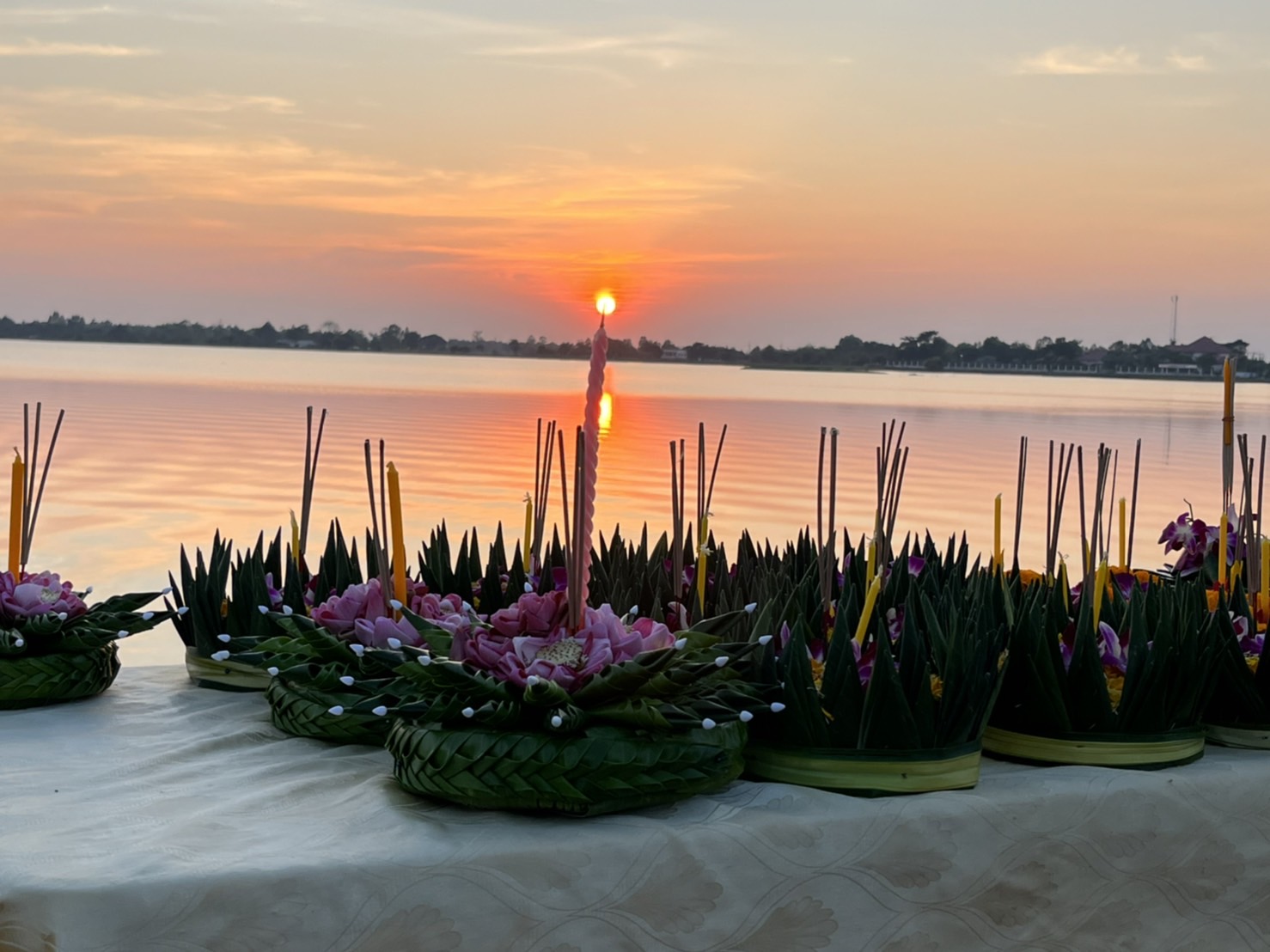 จัดใหญ่ทั่วเมือง…งานประเพณีลอยกระทง ประจำปี 2565 พช.มหาสารคาม ร่วมพิธีเปิดงาน พร้อมนำสินค้า OTOP จำหน่ายในงาน