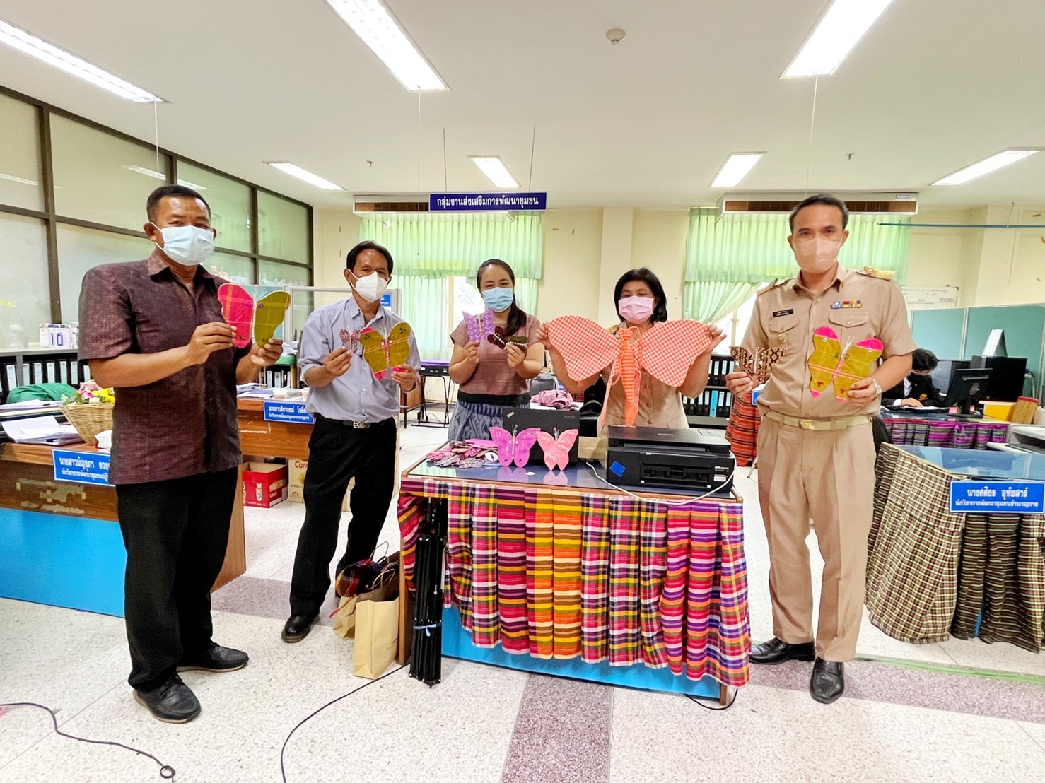 สพอ.เมืองมหาสารคาม ส่งมอบผีเสื้อประดิษฐ์จากผ้าไทย เพื่อนำไปใช้กิจกรรมออกร้านมัจฉากาชาด ในงานกาชาดประจำปี 2565