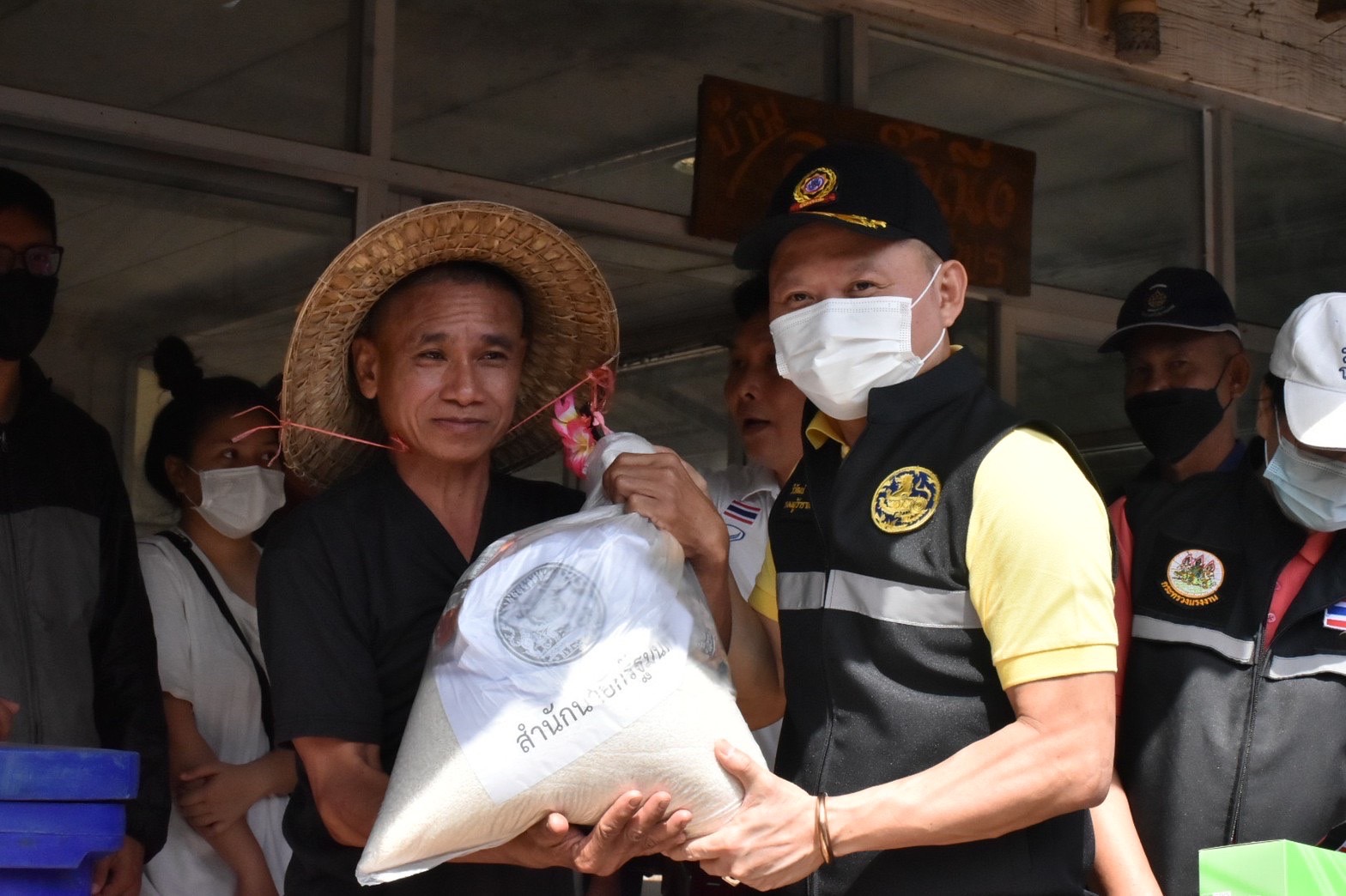 พช.มหาสารคาม ร่วมกับทีมหัวหน้าส่วนราชการ ลงพื้นที่พบปะให้กำลังใจ พร้อมมอบสิ่งของ ให้แก่ผู้ประสบภัยน้ำท่วม