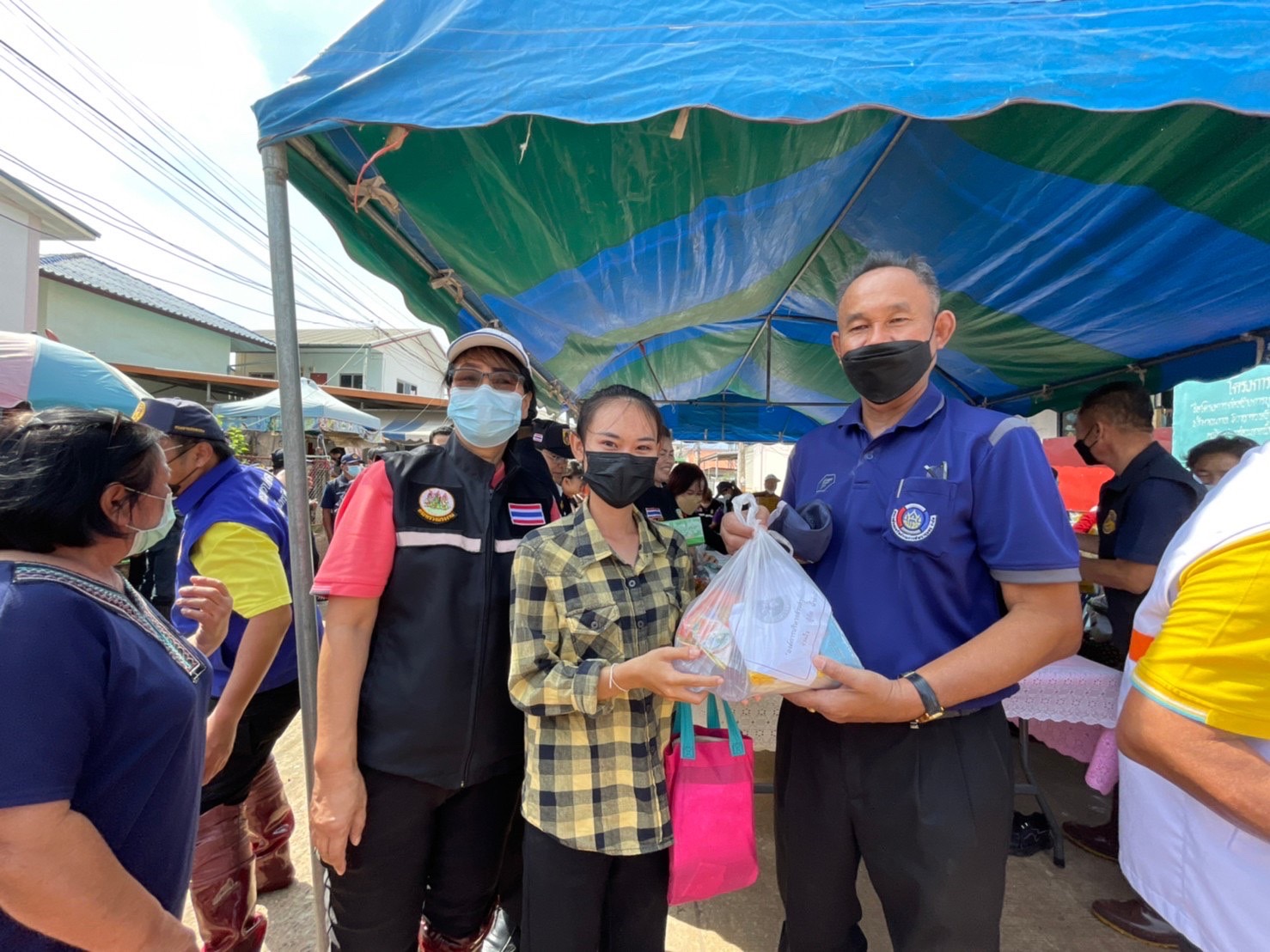 พช.มหาสารคาม ร่วมกับทีมหัวหน้าส่วนราชการ ลงพื้นที่พบปะให้กำลังใจ พร้อมมอบสิ่งของ ให้แก่ผู้ประสบภัยน้ำท่วม