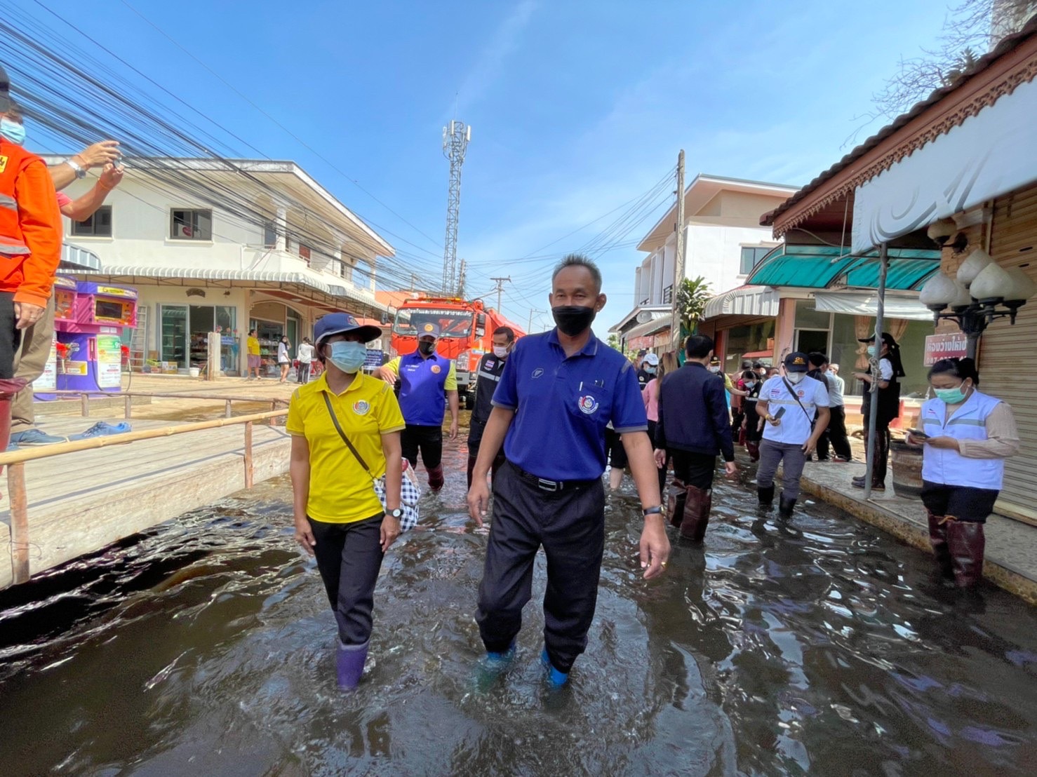 พช.มหาสารคาม ร่วมกับทีมหัวหน้าส่วนราชการ ลงพื้นที่พบปะให้กำลังใจ พร้อมมอบสิ่งของ ให้แก่ผู้ประสบภัยน้ำท่วม