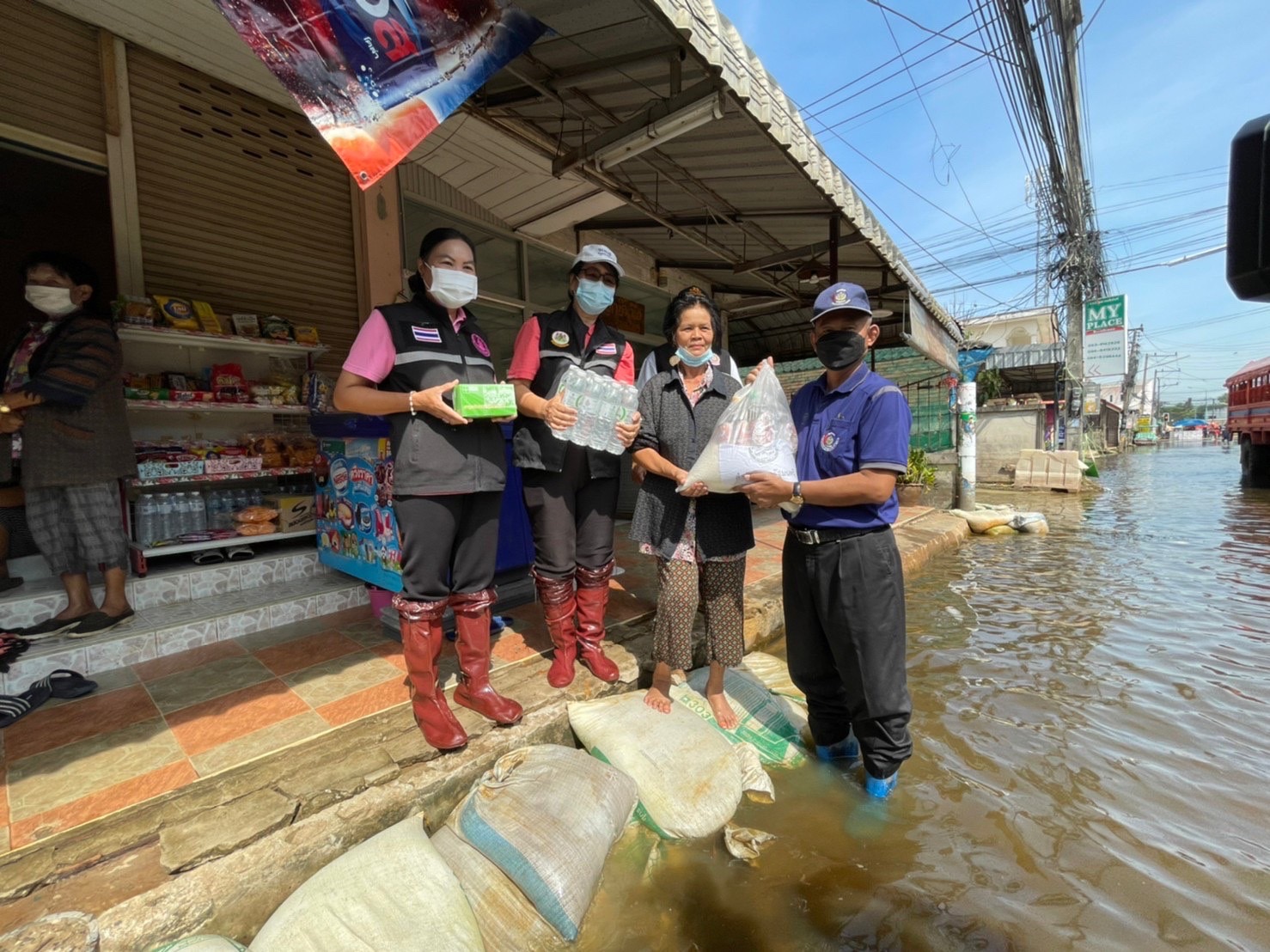 พช.มหาสารคาม ร่วมกับทีมหัวหน้าส่วนราชการ ลงพื้นที่พบปะให้กำลังใจ พร้อมมอบสิ่งของ ให้แก่ผู้ประสบภัยน้ำท่วม