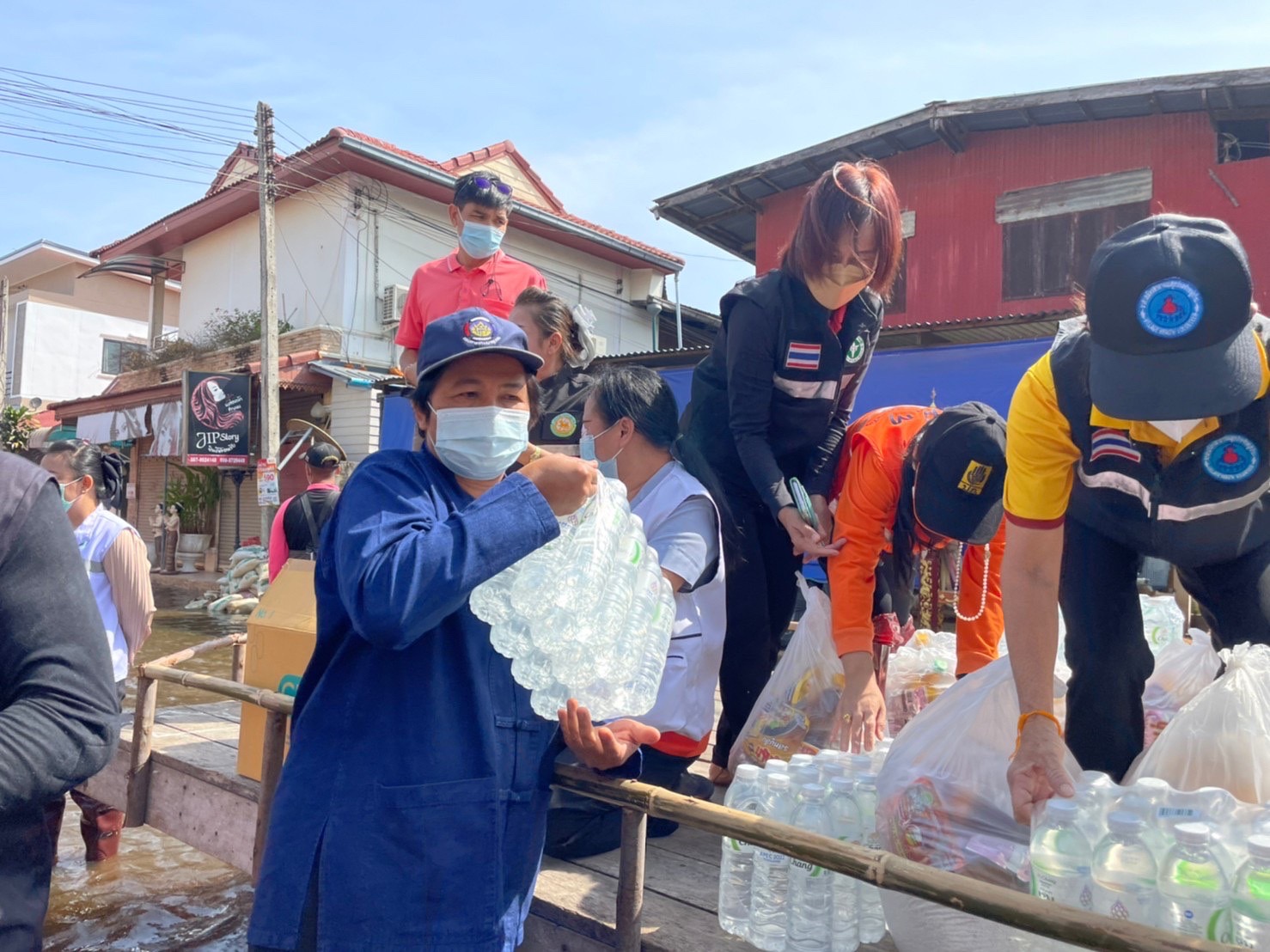 พช.มหาสารคาม ร่วมกับทีมหัวหน้าส่วนราชการ ลงพื้นที่พบปะให้กำลังใจ พร้อมมอบสิ่งของ ให้แก่ผู้ประสบภัยน้ำท่วม