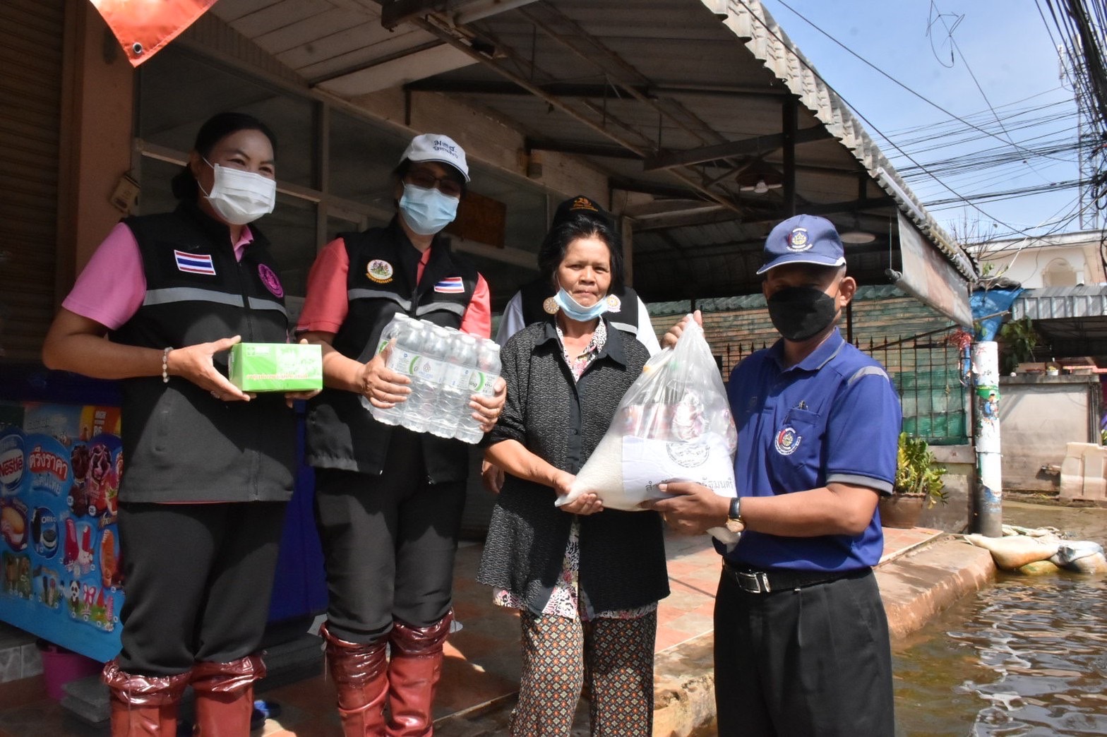 พช.มหาสารคาม ร่วมกับทีมหัวหน้าส่วนราชการ ลงพื้นที่พบปะให้กำลังใจ พร้อมมอบสิ่งของ ให้แก่ผู้ประสบภัยน้ำท่วม