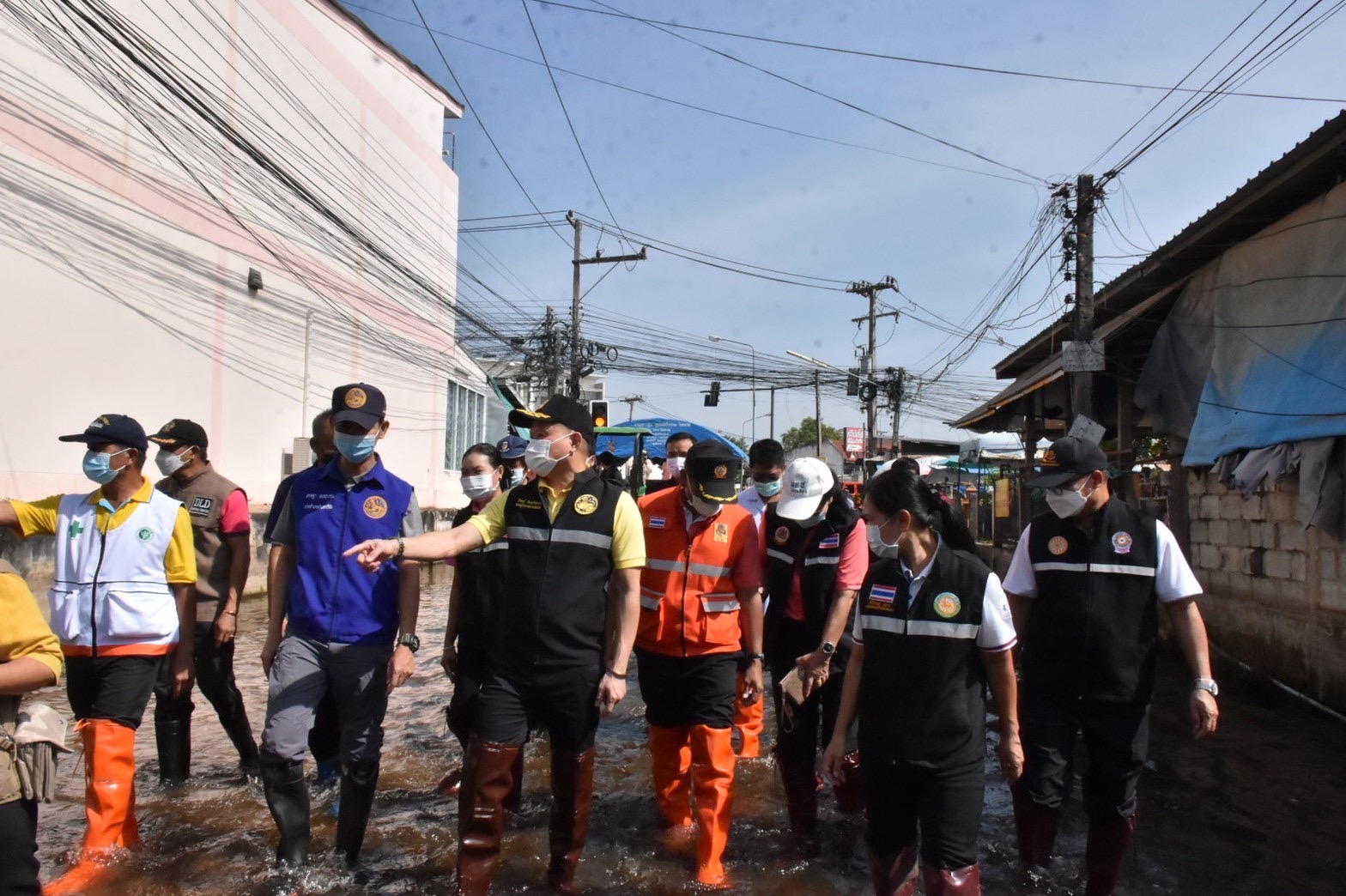พช.มหาสารคาม ร่วมกับทีมหัวหน้าส่วนราชการ ลงพื้นที่พบปะให้กำลังใจ พร้อมมอบสิ่งของ ให้แก่ผู้ประสบภัยน้ำท่วม