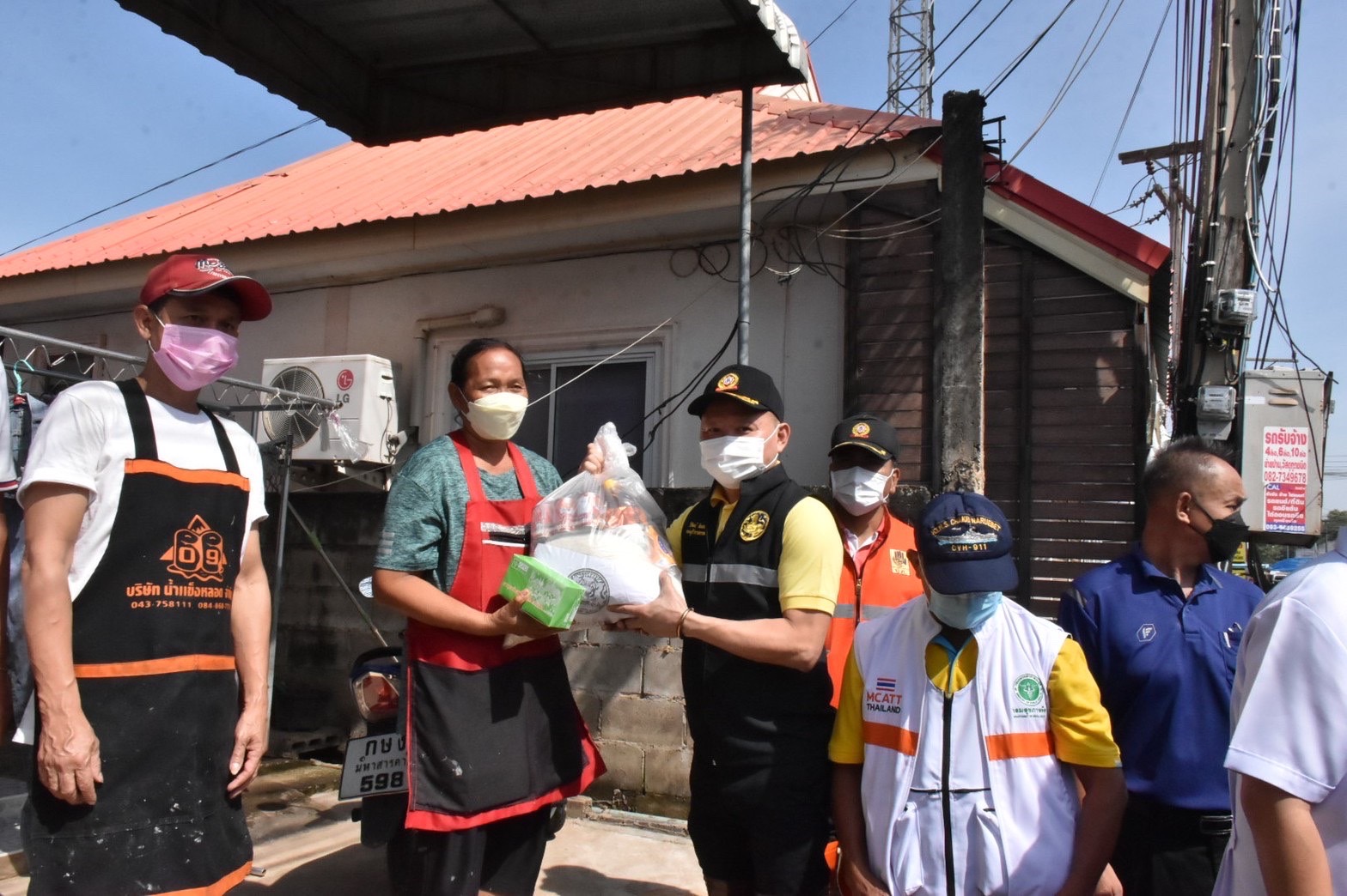 พช.มหาสารคาม ร่วมกับทีมหัวหน้าส่วนราชการ ลงพื้นที่พบปะให้กำลังใจ พร้อมมอบสิ่งของ ให้แก่ผู้ประสบภัยน้ำท่วม