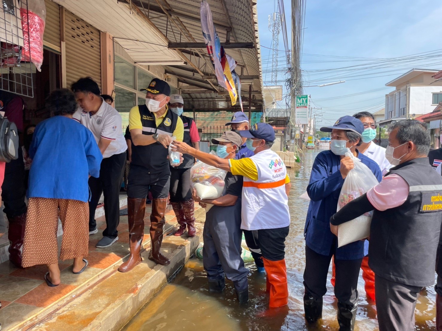 พช.มหาสารคาม ร่วมกับทีมหัวหน้าส่วนราชการ ลงพื้นที่พบปะให้กำลังใจ พร้อมมอบสิ่งของ ให้แก่ผู้ประสบภัยน้ำท่วม