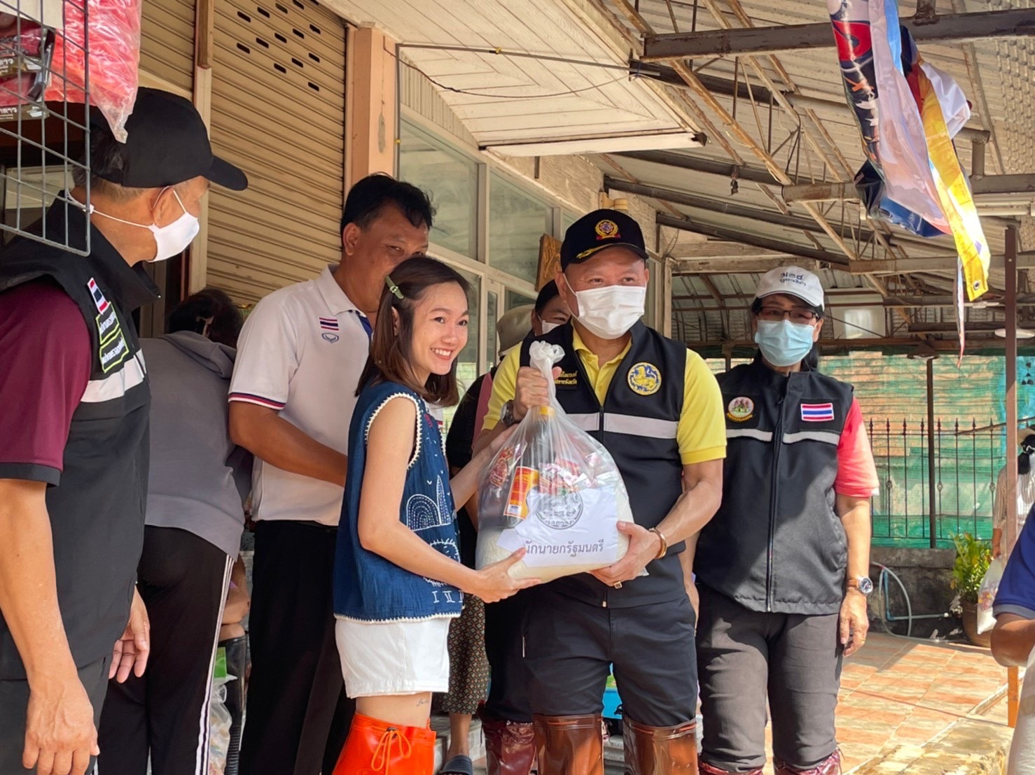 พช.มหาสารคาม ร่วมกับทีมหัวหน้าส่วนราชการ ลงพื้นที่พบปะให้กำลังใจ พร้อมมอบสิ่งของ ให้แก่ผู้ประสบภัยน้ำท่วม