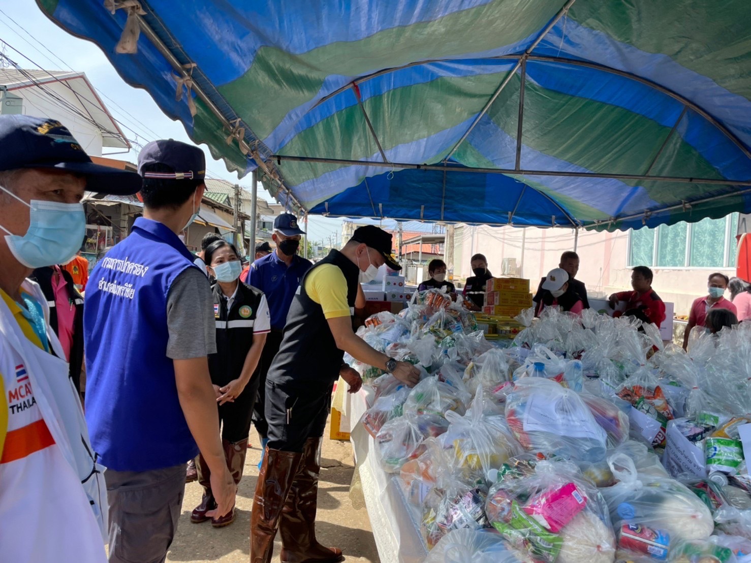 พช.มหาสารคาม ร่วมกับทีมหัวหน้าส่วนราชการ ลงพื้นที่พบปะให้กำลังใจ พร้อมมอบสิ่งของ ให้แก่ผู้ประสบภัยน้ำท่วม