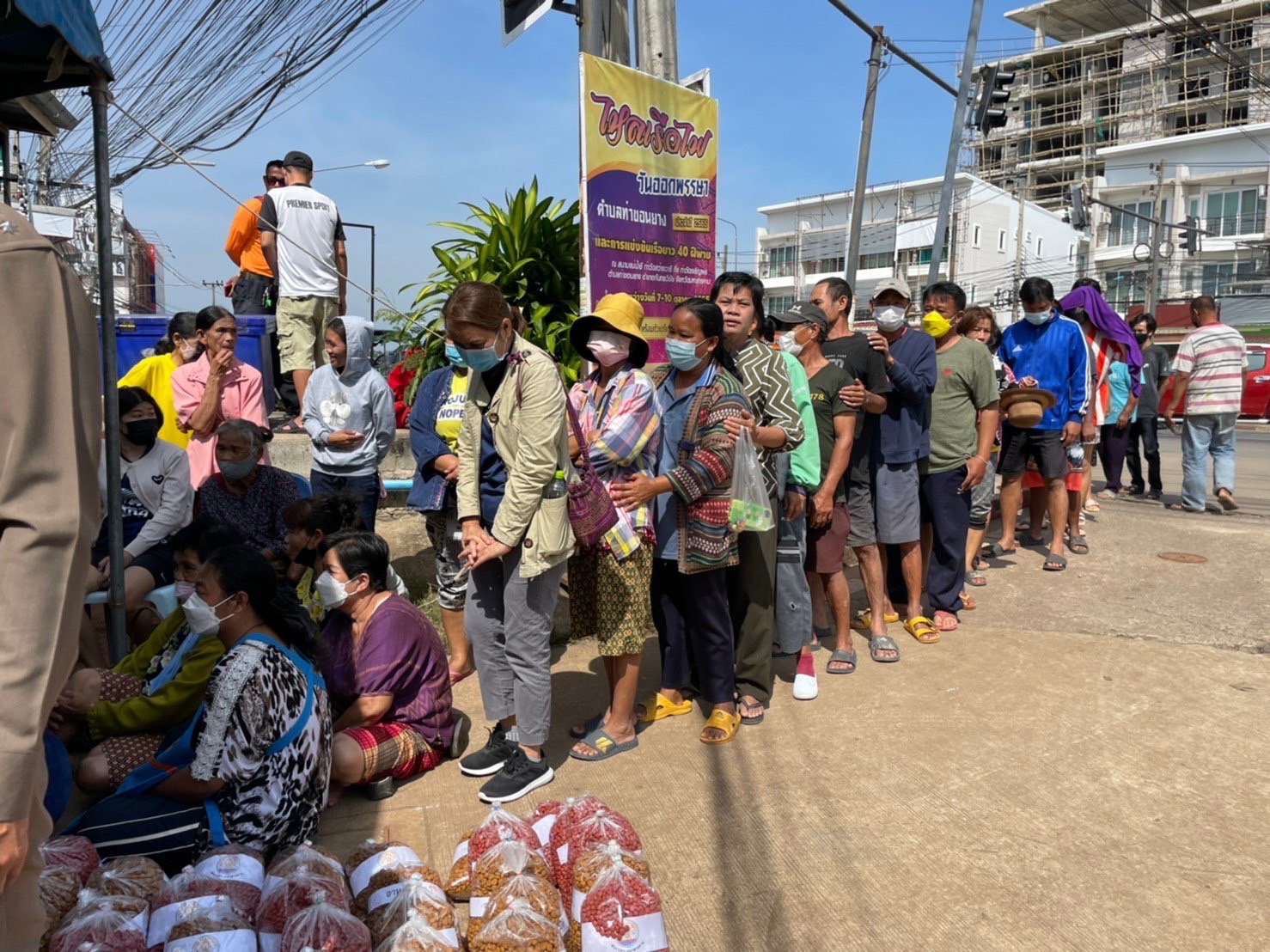 พช.มหาสารคาม ร่วมกับทีมหัวหน้าส่วนราชการ ลงพื้นที่พบปะให้กำลังใจ พร้อมมอบสิ่งของ ให้แก่ผู้ประสบภัยน้ำท่วม