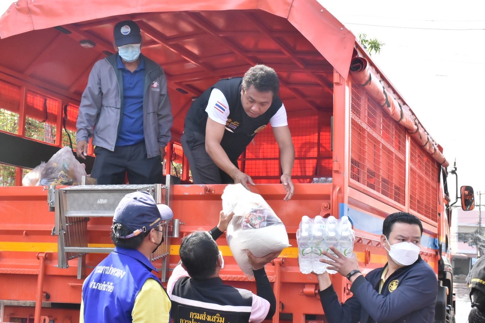 พช.มหาสารคาม ร่วมกับทีมหัวหน้าส่วนราชการ ลงพื้นที่พบปะให้กำลังใจ พร้อมมอบสิ่งของ ให้แก่ผู้ประสบภัยน้ำท่วม