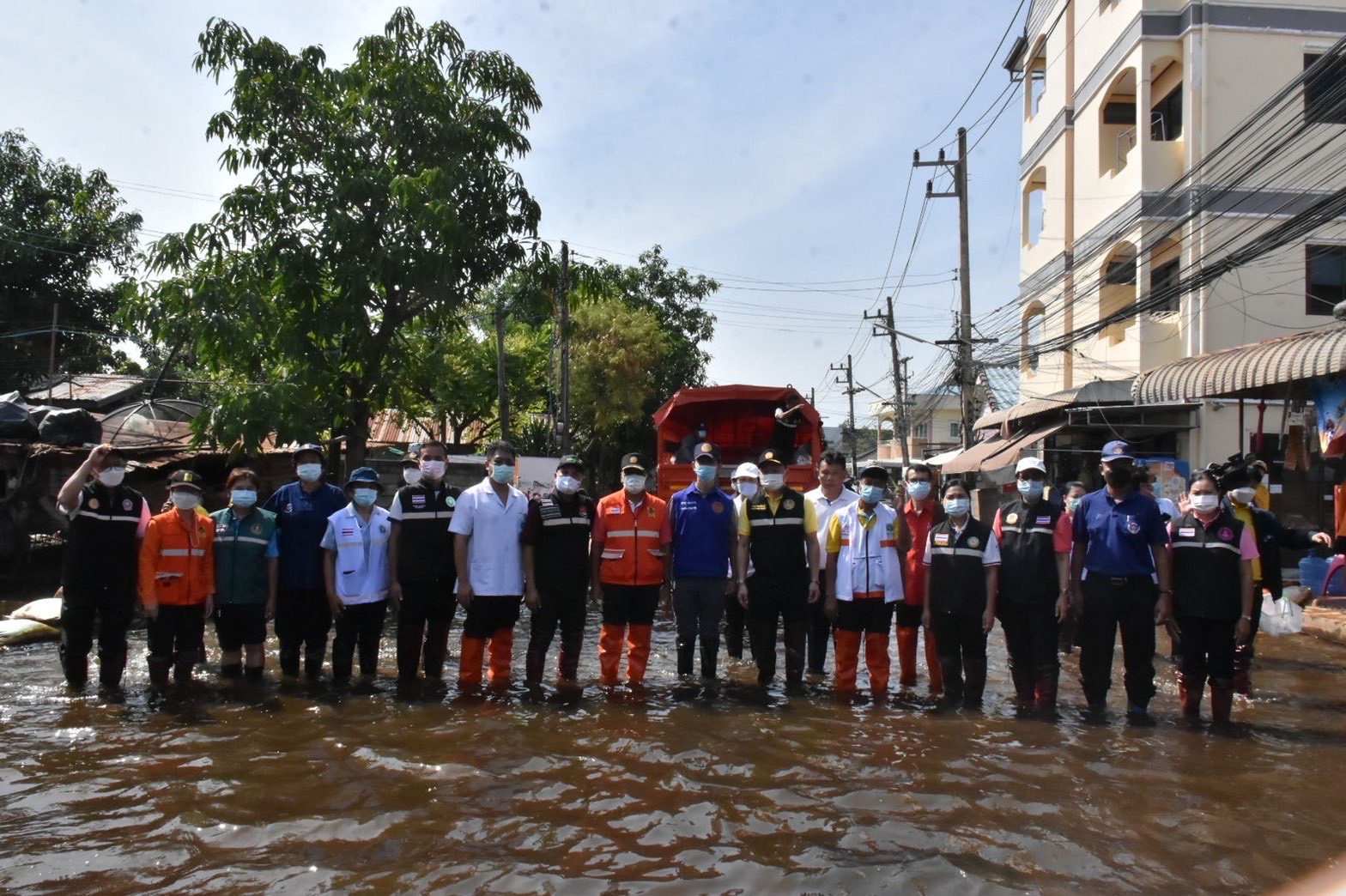 พช.มหาสารคาม ร่วมกับทีมหัวหน้าส่วนราชการ ลงพื้นที่พบปะให้กำลังใจ พร้อมมอบสิ่งของ ให้แก่ผู้ประสบภัยน้ำท่วม