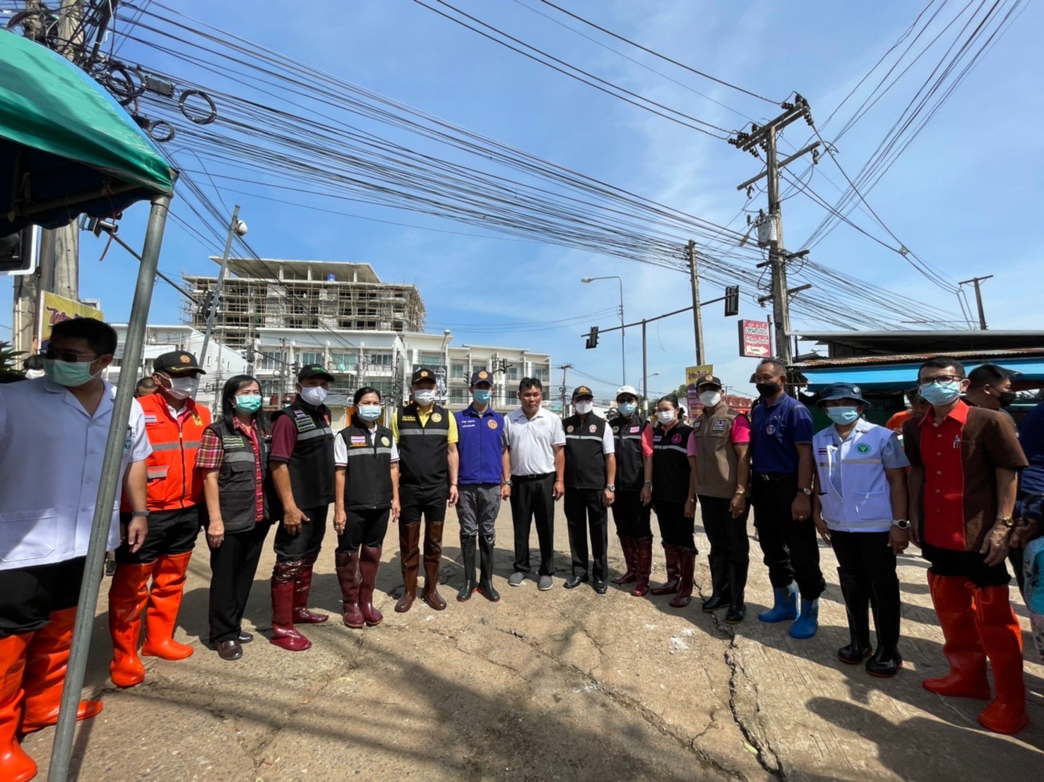 พช.มหาสารคาม ร่วมกับทีมหัวหน้าส่วนราชการ ลงพื้นที่พบปะให้กำลังใจ พร้อมมอบสิ่งของ ให้แก่ผู้ประสบภัยน้ำท่วม