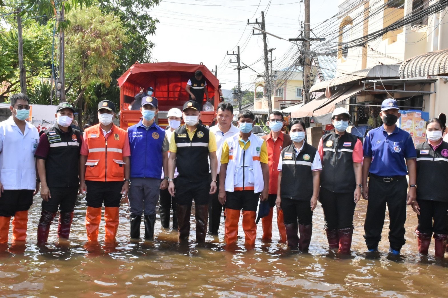พช.มหาสารคาม ร่วมกับทีมหัวหน้าส่วนราชการ ลงพื้นที่พบปะให้กำลังใจ พร้อมมอบสิ่งของ ให้แก่ผู้ประสบภัยน้ำท่วม