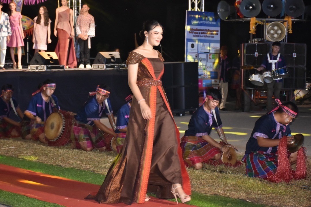 จัดใหญ่ทั่วเมือง…งานประเพณีลอยกระทง ประจำปี 2565 พช.มหาสารคาม ร่วมพิธีเปิดงาน พร้อมนำสินค้า OTOP จำหน่ายในงาน